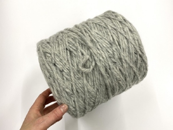 rattestaarten 100% pure wol  natuurlijek kleuren soft grey