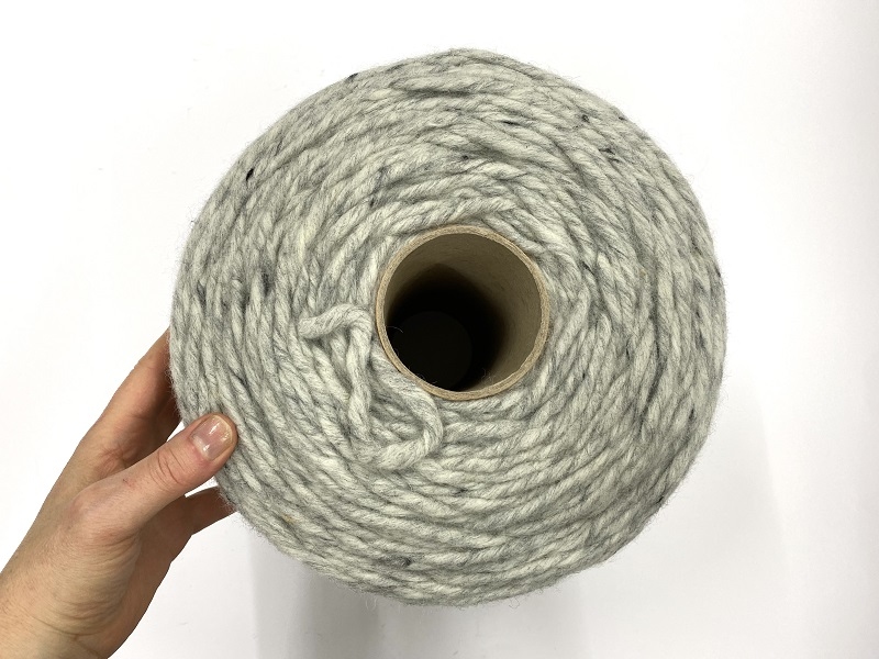 rattestaarten 100% pure wol  natuurlijek kleuren soft grey